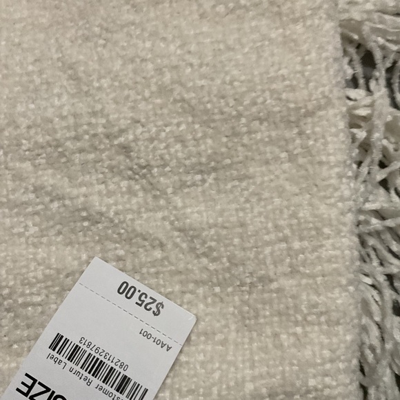 Style & Co. White Feather Soft Fringed Scarf. NWT - Picture 4 of 5
